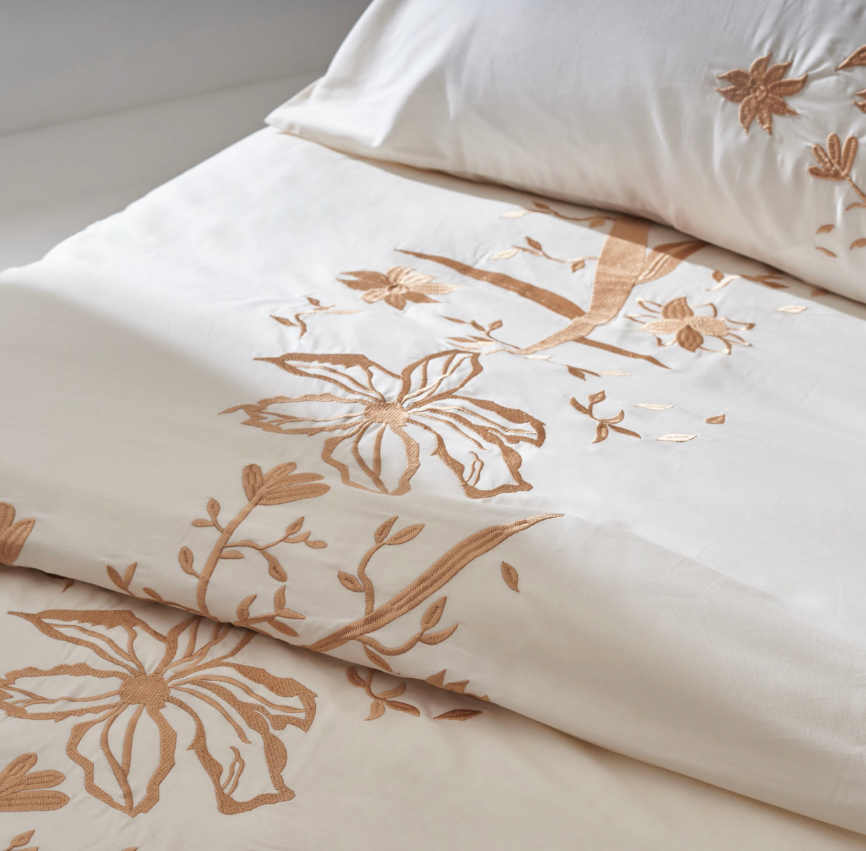 Sateen Floral Embroidery Duvet set in Ivory