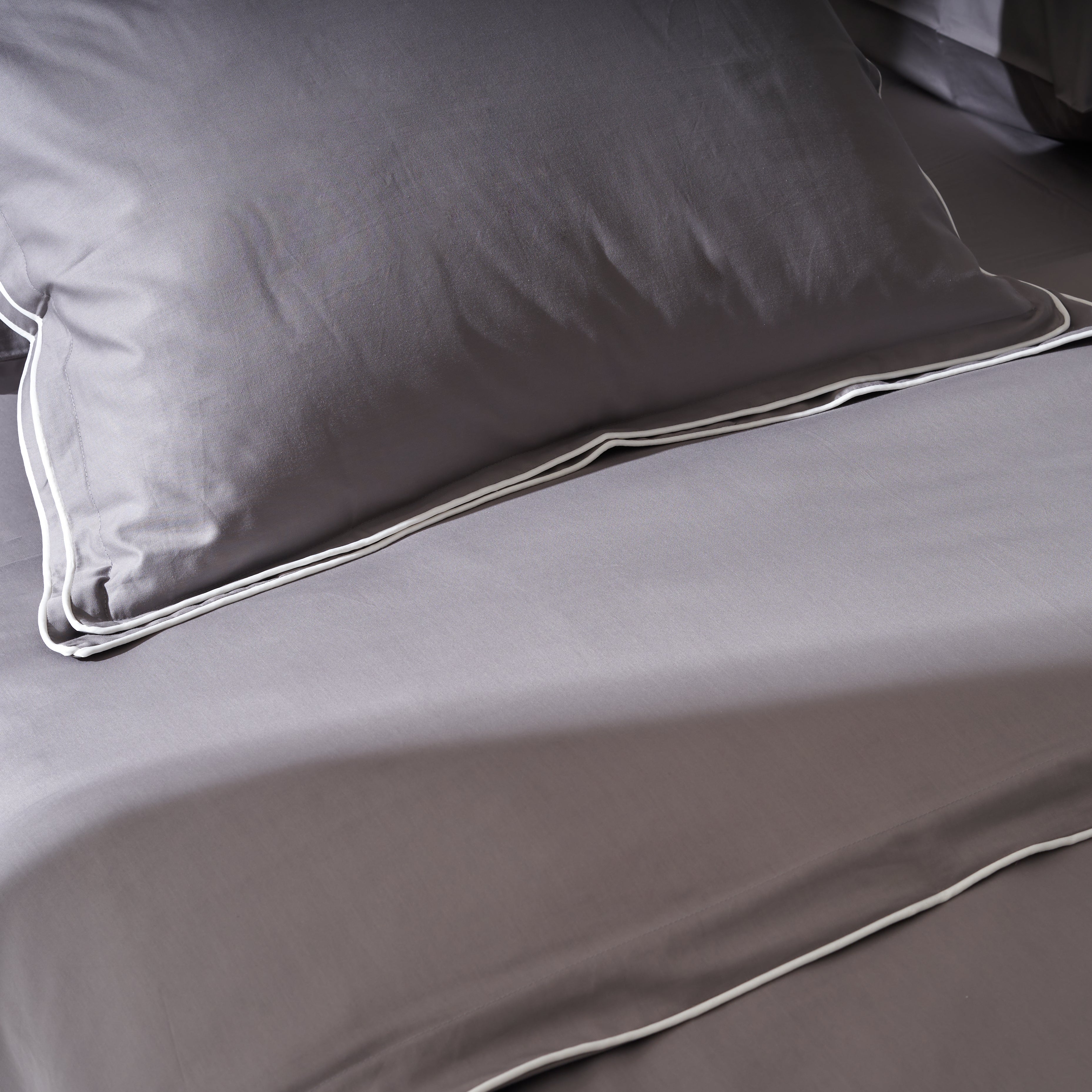 Sateen Double Piping Duvet set in White