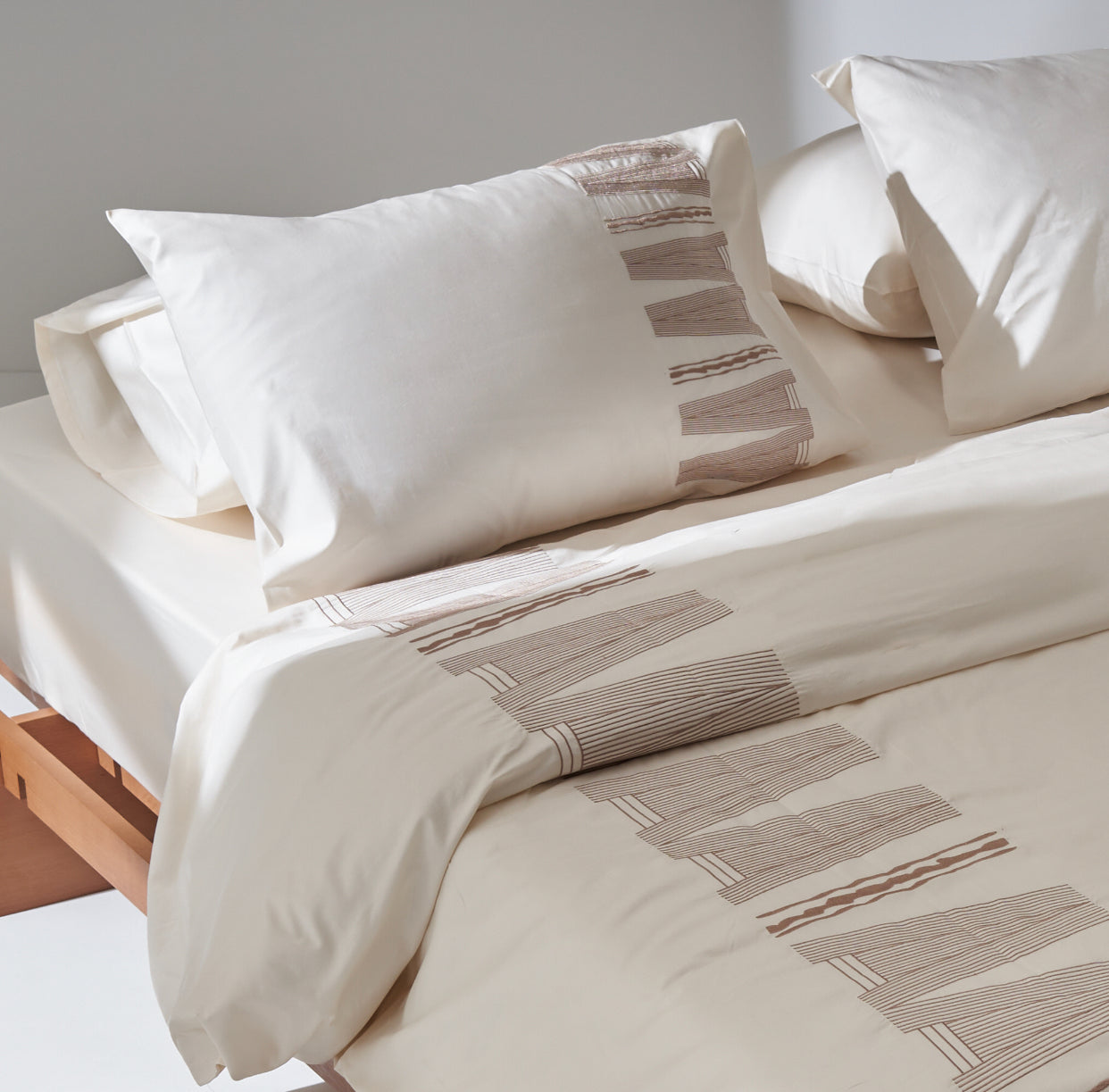 Sateen Unda Embroidery Duvet set in Ivory