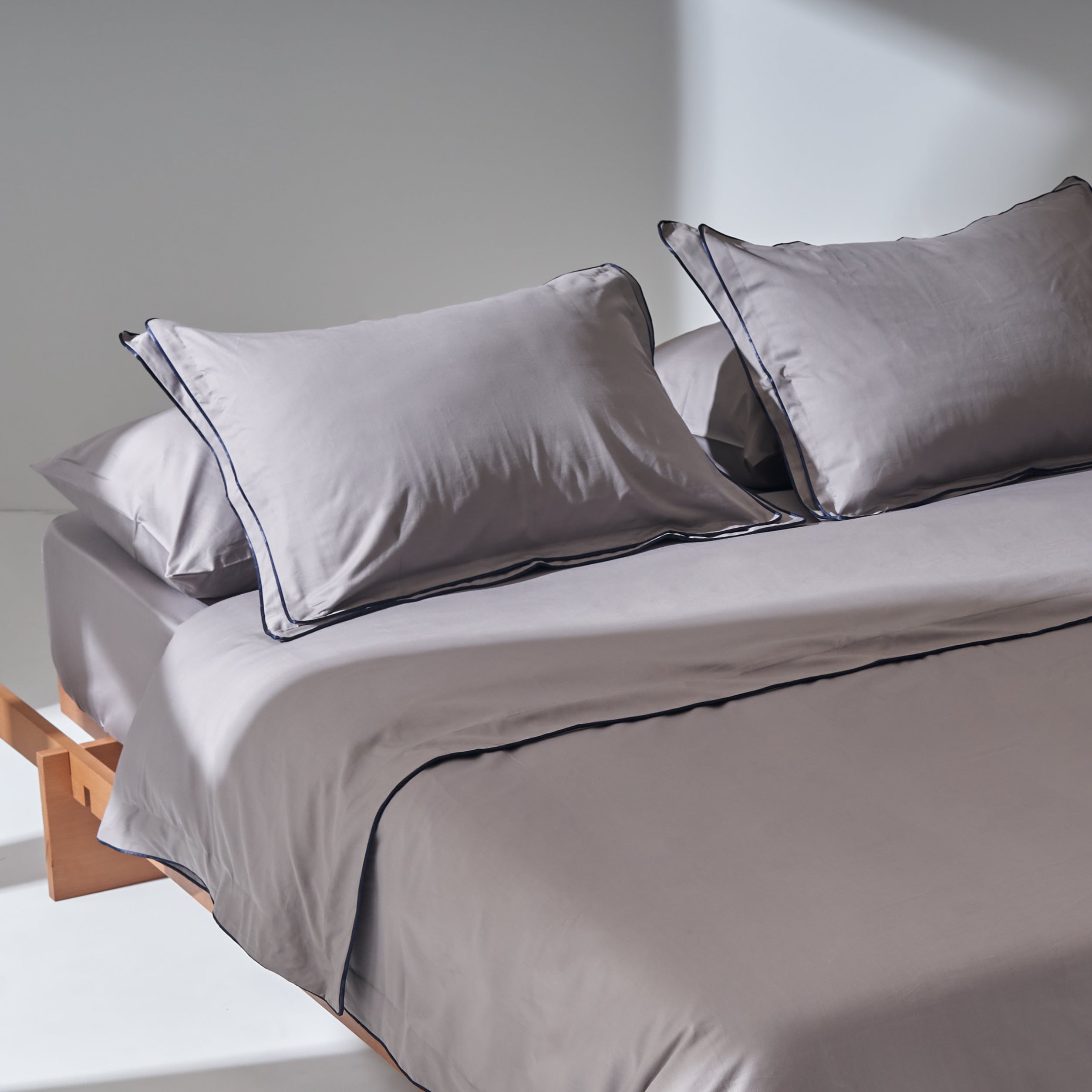 Sateen Double Piping Duvet set in Navy