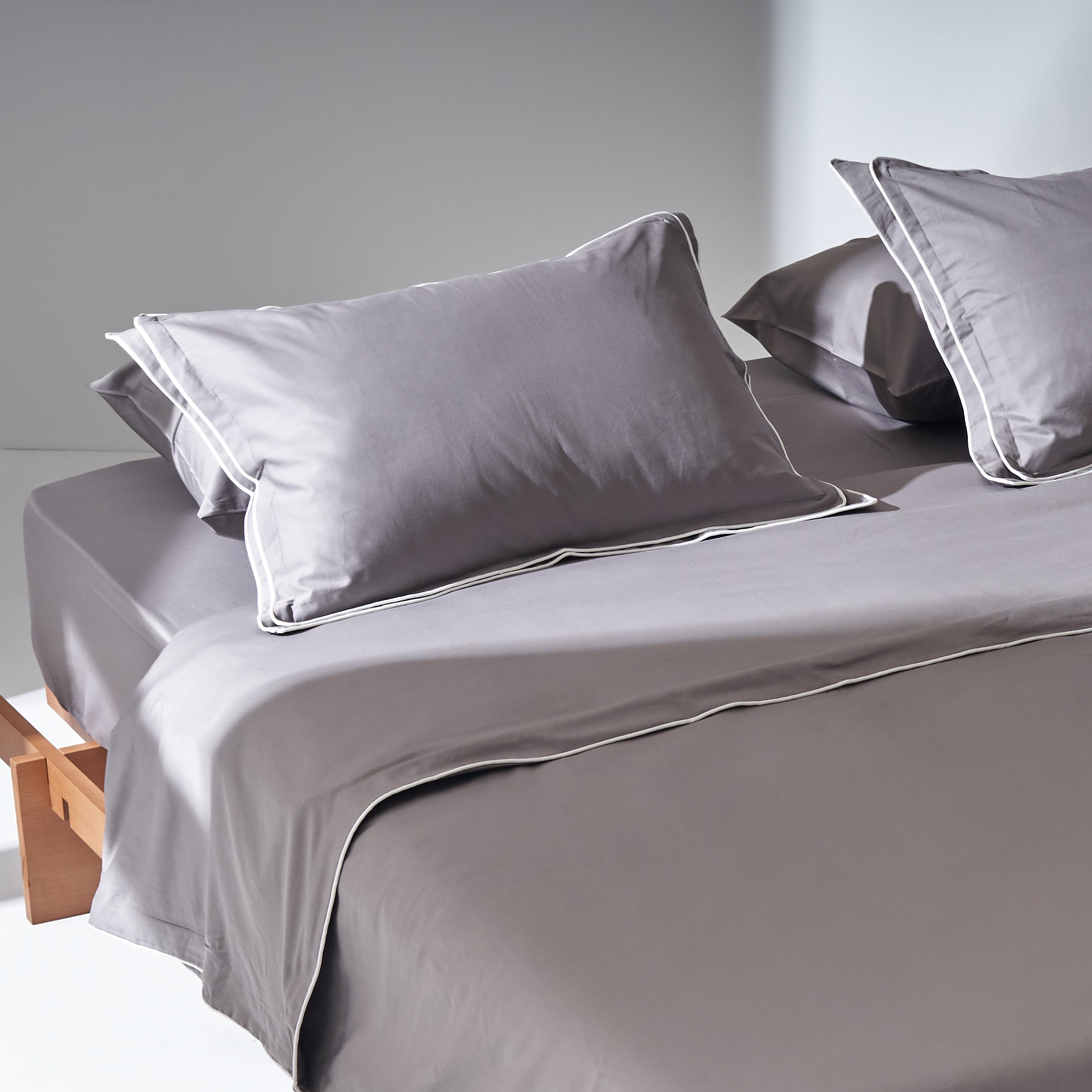 Sateen Double Piping Duvet set in White